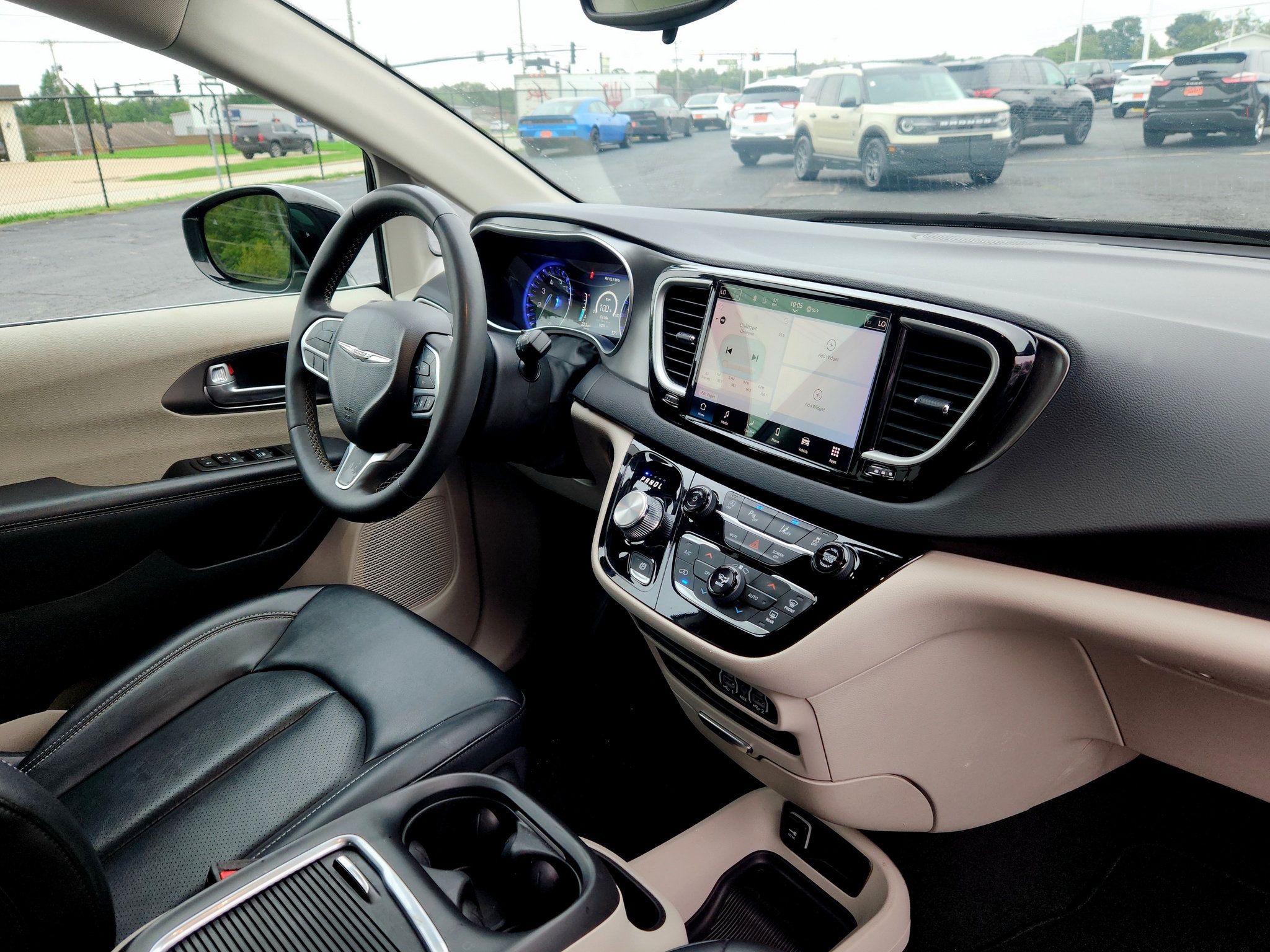 Used 2024 Chrysler Pacifica Touring-L FWD image 36