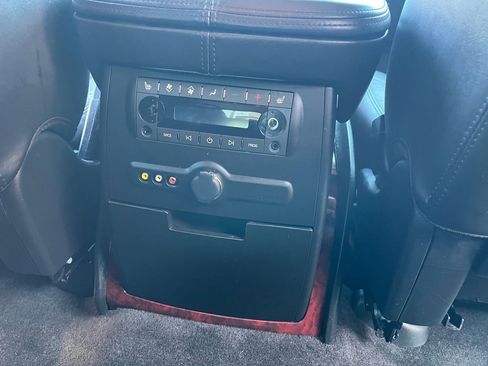 Used 2011 Cadillac Escalade Luxury image 22