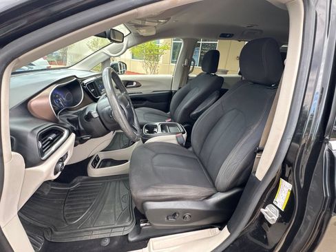 Used 2018 Chrysler Pacifica Touring Plus FWD image 26