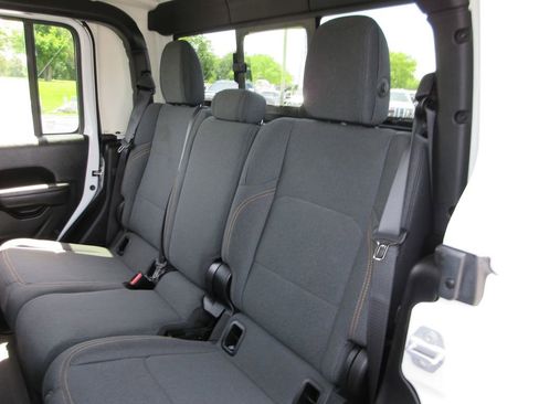 Used 2024 Jeep Gladiator Sport AWD/4WD image 19