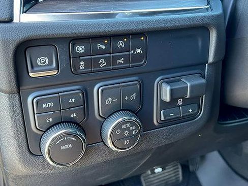 New 2026 Chevrolet Suburban Premier image 31