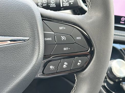 Used 2025 Chrysler Pacifica Limited FWD image 22