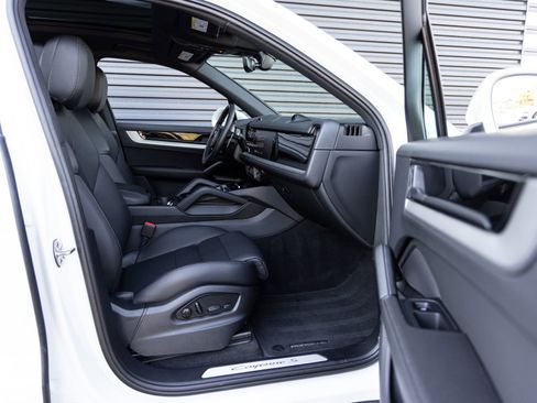 Certified 2025 Porsche Cayenne S image 33