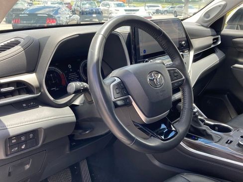 Used 2024 Toyota Highlander Limited AWD/4WD image 8