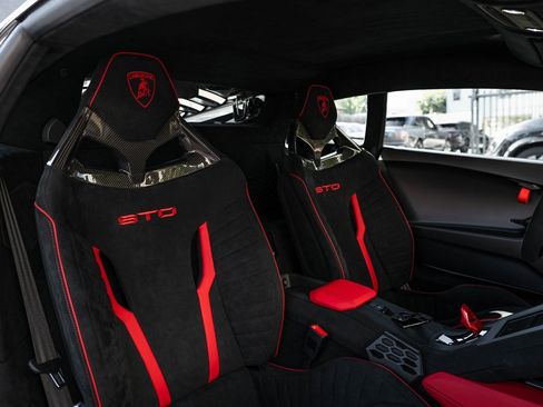 Used 2024 Lamborghini Huracan STO image 19