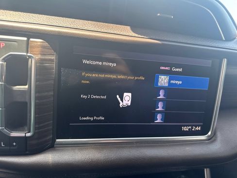 Used 2021 GMC Yukon Denali w/ Denali Premium Package AWD/4WD image 12
