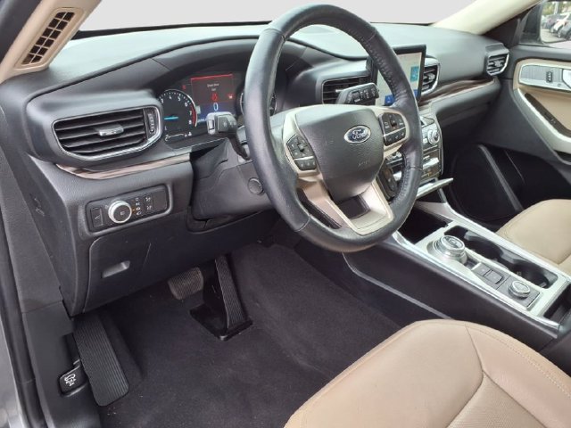 Used 2022 Ford Explorer Limited w/ Equipment Group 301A AWD/4WD image 19