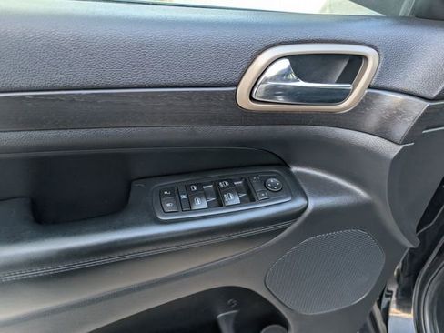 Used 2017 Jeep Grand Cherokee Laredo w/ Quick Order Package 23E image 9