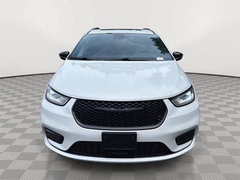 Used 2025 Chrysler Pacifica Limited FWD image 3