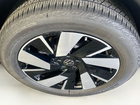 Used 2025 Volkswagen Atlas Cross Sport SE FWD image 11
