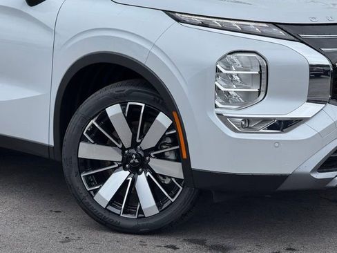 New 2025 Mitsubishi Outlander SE image 2