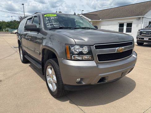 Used 2007 Chevrolet Suburban LT w/ LT Preferred Equipment Group AWD/4WD image 2