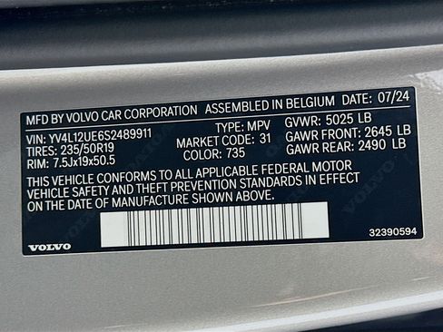 Used 2025 Volvo XC40 B5 Plus image 12