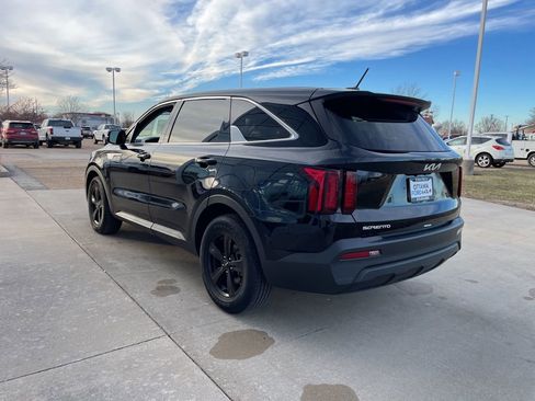 Used 2023 Kia Sorento LX image 7