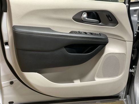 Used 2024 Chrysler Pacifica Touring-L image 13