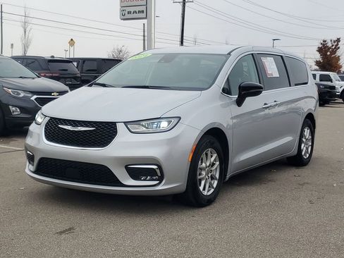 Used 2024 Chrysler Pacifica Touring-L FWD image 2