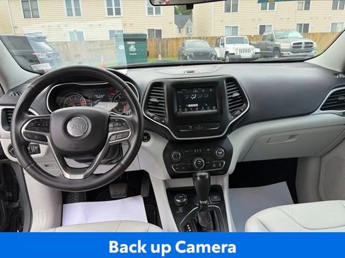 Used 2020 Jeep Cherokee Latitude Plus w/ Travel & Safety Group AWD/4WD image 11