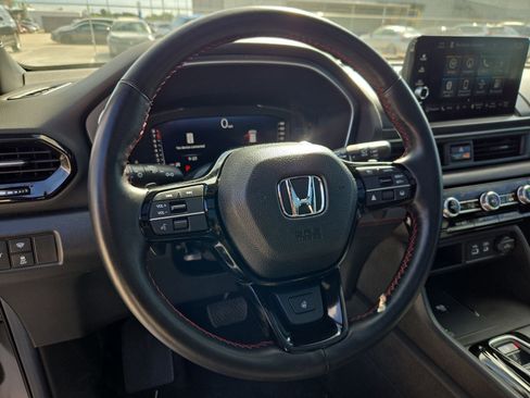 Used 2025 Honda Pilot Black Edition image 17