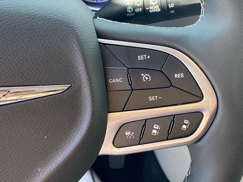 Used 2024 Chrysler Pacifica Touring-L FWD image 16