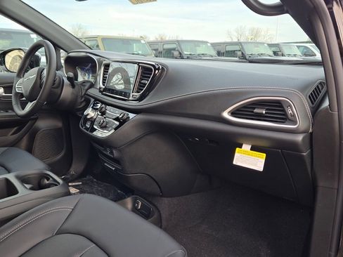 New 2026 Chrysler Pacifica Select image 8