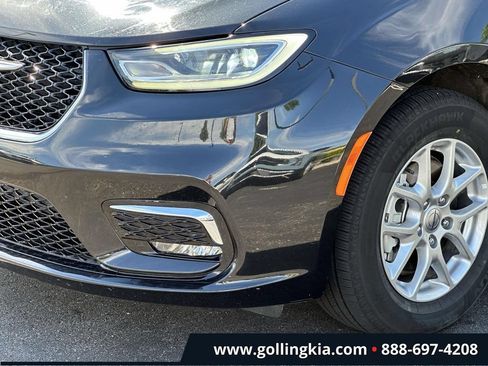Used 2023 Chrysler Pacifica Touring-L FWD image 6