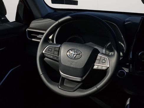 Used 2023 Toyota Highlander XLE image 19