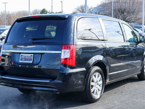 Used 2014 Chrysler Town & Country Touring FWD image 21