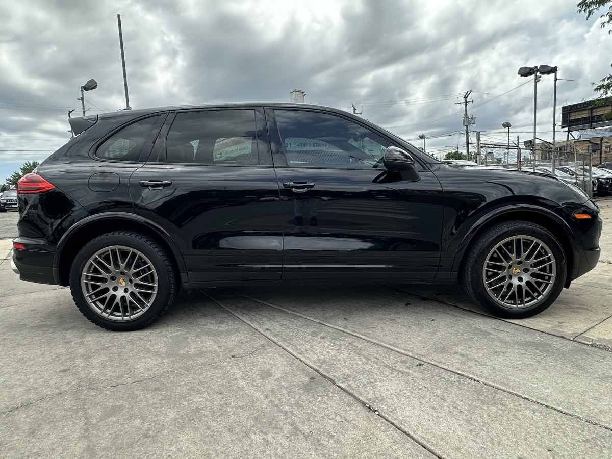 Used 2017 Porsche Cayenne AWD/4WD image 4