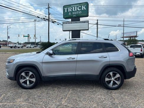 Used 2019 Jeep Cherokee Limited w/ Luxury Group AWD/4WD image 2