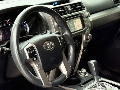 Used 2018 Toyota 4Runner SR5 AWD/4WD image 18