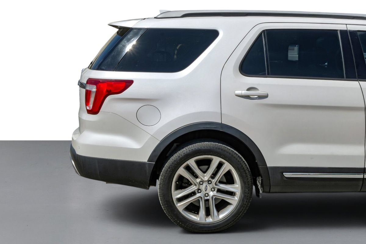 Used 2017 Ford Explorer XLT w/ Equipment Group 202A FWD image 6