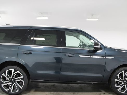 New 2026 Lincoln Navigator Reserve image 10