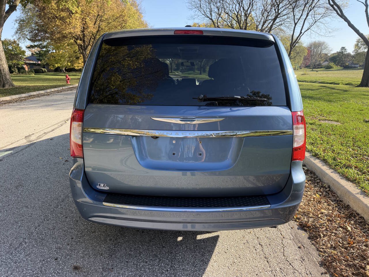 Used 2012 Chrysler Town & Country Touring w/ Entertainment Group #1 FWD image 4