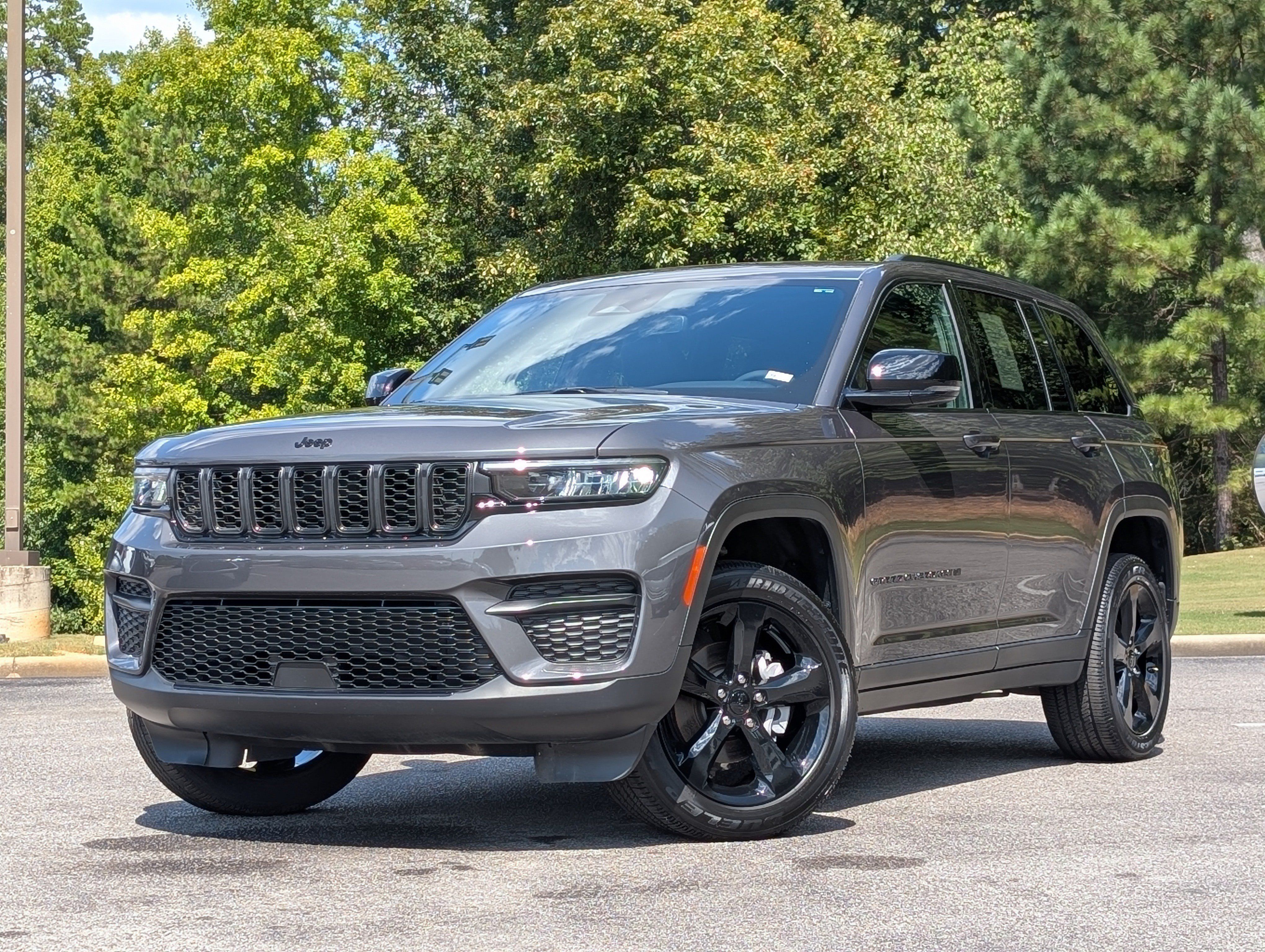 Used 2024 Jeep Grand Cherokee Altitude RWD image 4