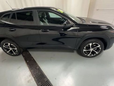 Used 2024 Chevrolet Trax RS w/ Sunroof Package FWD image 9