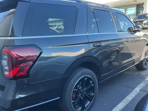 Used 2024 Ford Expedition Limited image 3