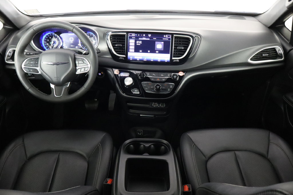 Used 2025 Chrysler Pacifica Select FWD image 13