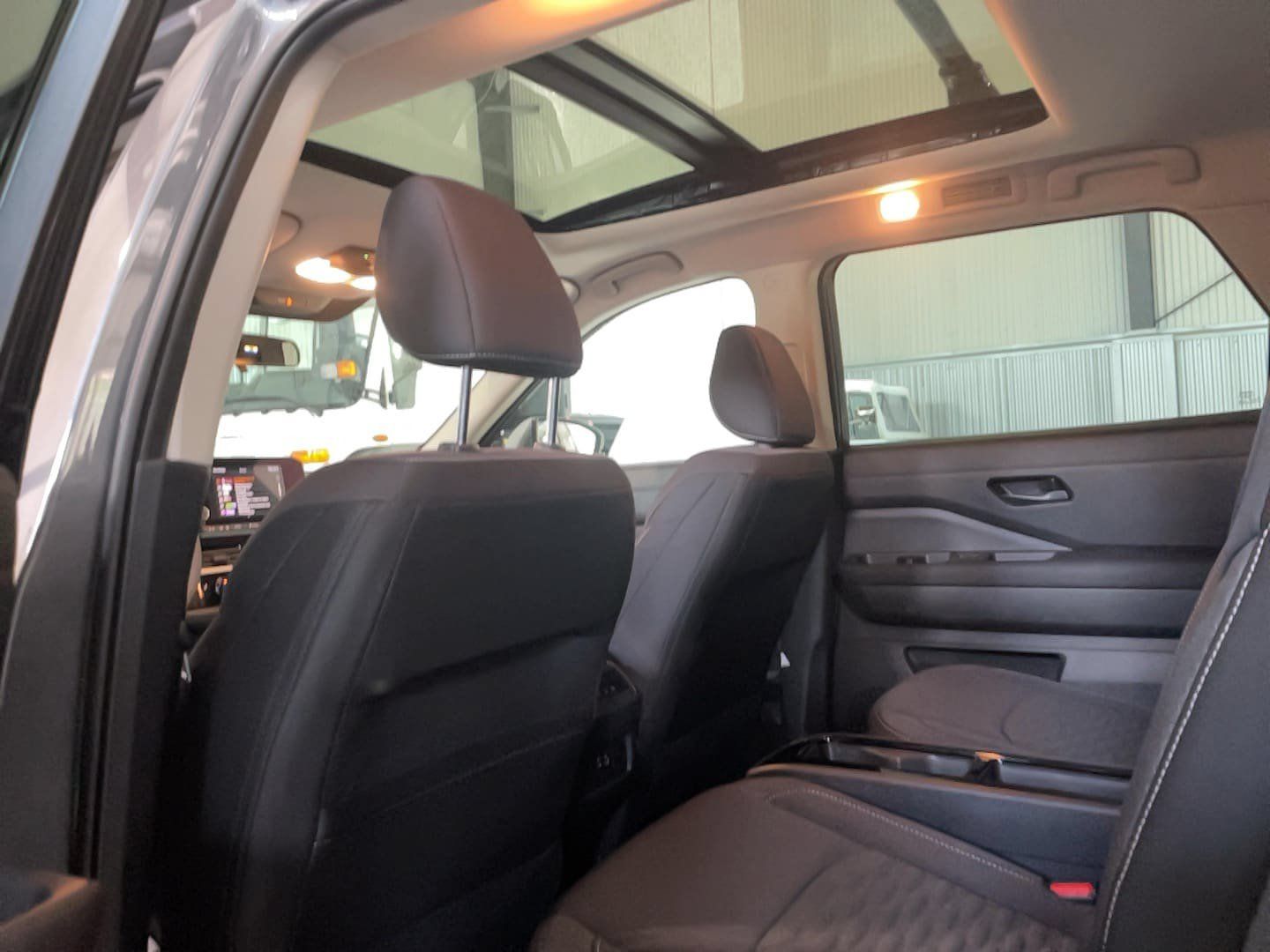 Used 2025 Nissan Pathfinder SV w/ SV Premium Package AWD/4WD image 7