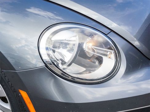 Used 2018 Volkswagen Beetle 2.0T S image 9