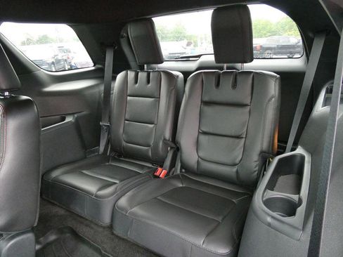 Used 2018 Ford Explorer XLT w/ Equipment Group 202A FWD image 20