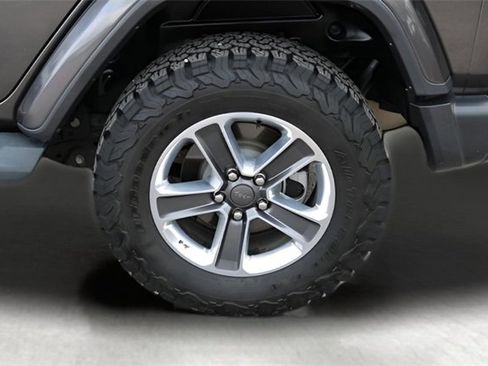 Used 2018 Jeep Wrangler Unlimited Sahara image 9