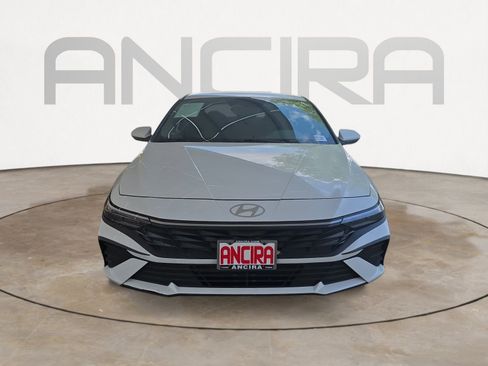 Used 2025 Hyundai Elantra SE image 3