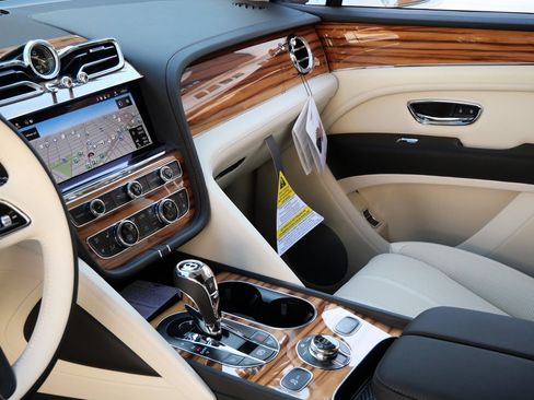 New 2025 Bentley Bentayga Plug-In Hybrid image 14