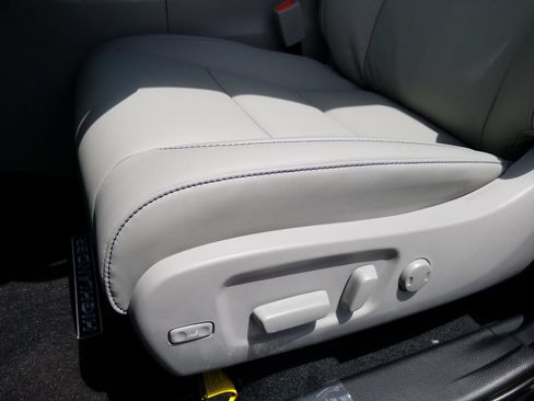 Used 2019 Toyota Highlander XLE FWD image 17