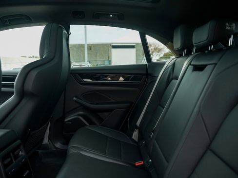 Certified 2025 Porsche Macan Electric image 28