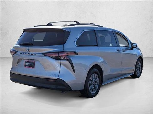 Used 2021 Toyota Sienna XLE image 5