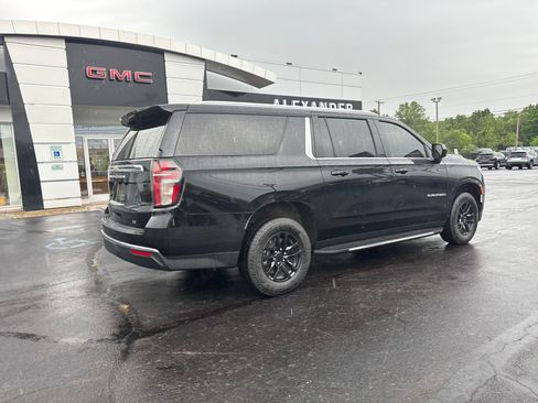 Used 2023 Chevrolet Suburban LT AWD/4WD image 3
