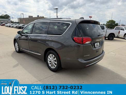 Used 2018 Chrysler Pacifica Touring-L FWD image 5