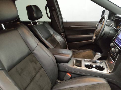 Used 2019 Jeep Grand Cherokee Laredo w/ Laredo X Package image 21