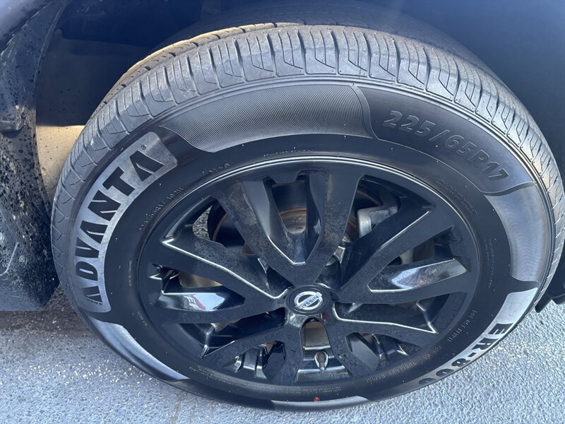 Used 2018 Nissan Rogue SV AWD/4WD image 16
